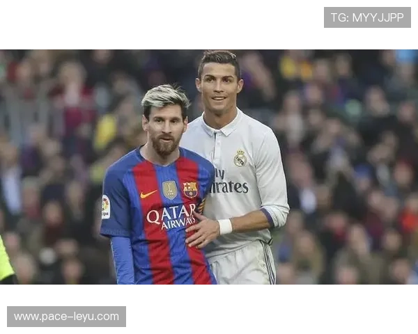 足球巨星争锋：梅西C罗对决再掀风云 谁能主宰绿茵场的荣耀与未来